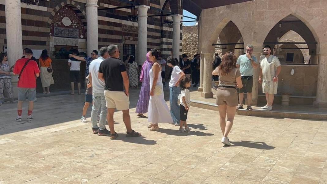 Tarihi camide tartışma yaratan görüntüler: Uyarılar da personel de yetersiz kaldı 2